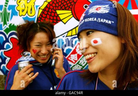 Deux jeunes fans de football japonais se sont déjà régus à Osaka le jeu Banque D'Images