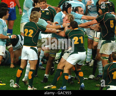 Horacio Agulla, en Argentine, est lancé au Schalk Burger en Afrique du Sud lors du match semi-final de la coupe du monde de rugby de l'IRB au Stade de France, St Denis, en France. Banque D'Images