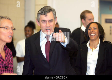 Le Premier ministre Gordon Brown et Dame Kelly Holmes (à droite) lors d'une visite à l'école Harris Girls Academy dans le sud-est de Londres. Banque D'Images