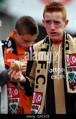 Football - Coca-Cola football League 2 - Stockport County / Barnett - Edgeley Park. Les fans de Barnett aiment manger avant le match Banque D'Images