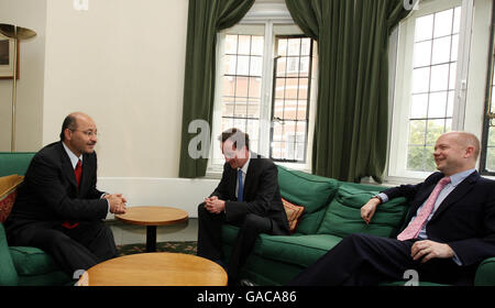 Le chef conservateur, David Cameron (au centre) et le ministre des Affaires étrangères fantôme William Hague (à droite) rencontrent aujourd'hui le vice-premier ministre irakien, Barham Salih (à gauche), dans le centre de Londres. Banque D'Images