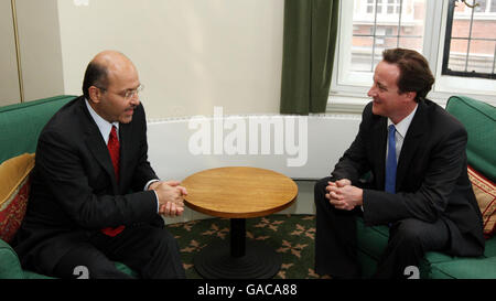 David Cameron répond à l'Iraq vice-premier ministre Banque D'Images