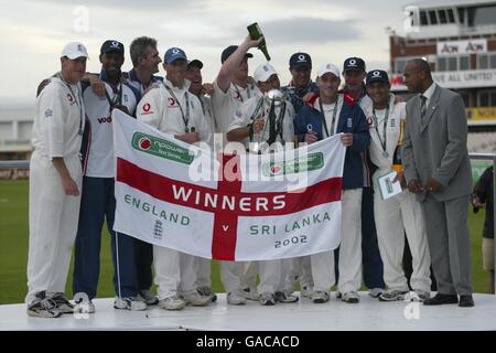 Cricket - troisième npower Test - Angleterre contre Sri Lanka. Les joueurs d'Angleterre célèbrent la victoire Banque D'Images