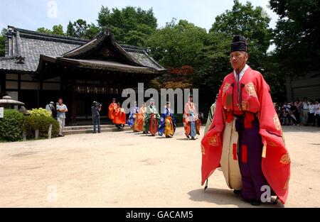 Football - coupe du monde de la FIFA 2002 - Kemari à Koyoto, Japon.Les joueurs de Kemari quittent le célèbre sanctuaire Fujinomori après avoir prié pour la paix mondiale et la sécurité nationale Banque D'Images