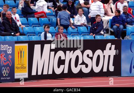 Athlétisme - épreuves du Commonwealth Aqua-Pura. Les fans regardent les événements derrière une carte Microsoft Banque D'Images