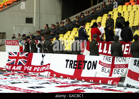 Football - Championnat d'Europe de l'UEFA qualification 2008 - Groupe E - Russie / Angleterre - Stade Luzhniki. Les soldats russes s'assoient dans les tribunes avant le coup d'envoi Banque D'Images