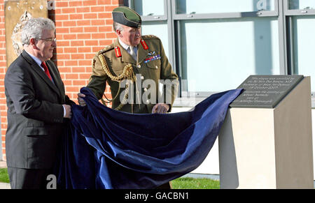 Le Secrétaire à la Défense des Browne (à gauche) et le Chef d'état-major général Sir Richard Dannatt ont ouvert les premières casernes de l'Armée à être construites et achevées dans le cadre d'une initiative de financement privé à la caserne Aliwal, camp de Tidworth, Wiltshire. Banque D'Images