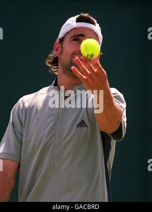 Tennis - Nottingham Open 2002 - première partie.Nicolas Kiefer, Allemagne, sur le chemin de la défaite de Mike Bryan, États-Unis Banque D'Images