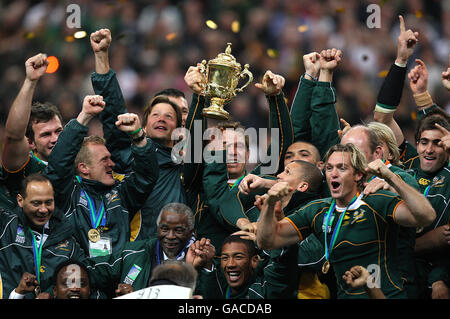 Rugby Union - coupe du monde de rugby IRB - finale - Angleterre / Afrique du Sud - Stade de France.Le capitaine sud-africain John Smit lève la coupe du monde de rugby Banque D'Images