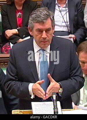 Le Premier ministre britannique Gordon Brown rend compte aux députés de la Chambre des communes du sommet de Lisbonne de la semaine dernière. Banque D'Images