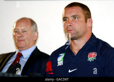 Brian Ashton, entraîneur de l'Angleterre (à gauche), et le capitaine Phil Vickery lors d'une conférence de presse à Twickenham, Londres. Banque D'Images