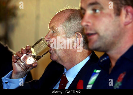 Brian Ashton, entraîneur de l'Angleterre (à gauche), et le capitaine Phil Vickery lors d'une conférence de presse à Twickenham, Londres. Banque D'Images