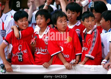 Les fans japonais de l'Angleterre regardent leur côté en action contre le Brésil Banque D'Images