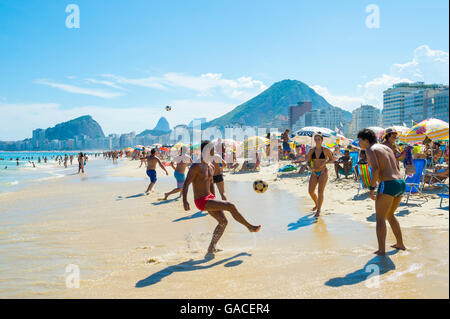 RIO DE JANEIRO - le 27 février 2016 : les jeunes Brésiliens carioca jouer un jeu d'altinho beach soccer sur la plage de Copacabana. Banque D'Images