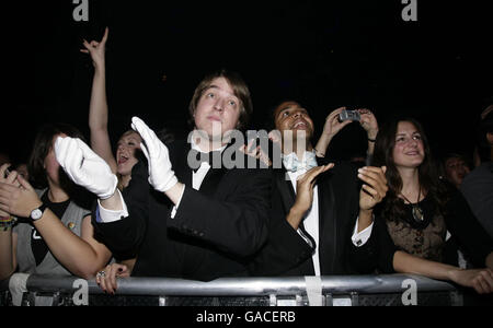 La foule regardant Mark Ronson au Roundhouse, dans le nord de Londres, dans le cadre de la semaine de concerts BBC Electric Proms.ASSOCIATION DE PRESSE Date de publication de la photo : mercredi 24 octobre 2007.Le crédit photo devrait se lire: Yui Mok/PAWire Banque D'Images