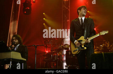 L'artiste invité Sean Lennon (L) se produit avec Mark Ronson au Roundhouse, dans le nord de Londres, dans le cadre de la semaine des concerts BBC Electric Proms. Banque D'Images