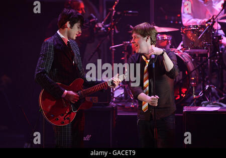 Mark Ronson (L) avec l'artiste invité Ricky Wilson des chefs Kasier, pendant le concert de Ronson au Roundhouse, dans le nord de Londres, dans le cadre de la semaine de concerts BBC Electric Proms. Banque D'Images