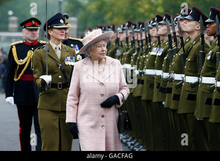 La reine Elizabeth II de Grande-Bretagne inspecte la garde d'honneur lors d'une visite au corps des ingénieurs royaux de la caserne Brompton, Chatham, Kent. Banque D'Images