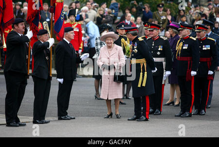 La reine Elizabeth II de Grande-Bretagne se prépare à rencontrer des membres de la Royal Engineers Association (à gauche) lors d'une visite au corps des ingénieurs royaux de la caserne Brompton, Chatham, Kent. Banque D'Images