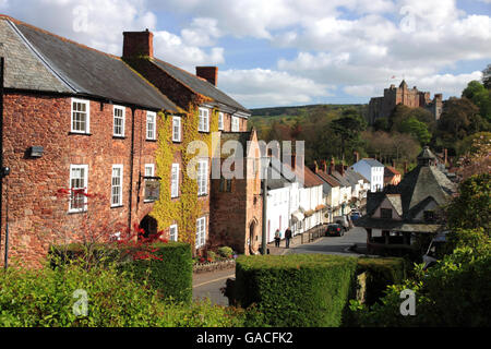 Une vue de Dunster High Street en direction du château. Banque D'Images