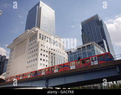 Docklands Light Railway.Le Docklands Light Railway dans le Canary Wharf de Londres. Banque D'Images