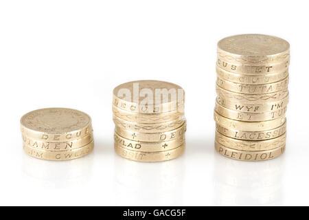 Des piles de livres sterling pound coins Banque D'Images