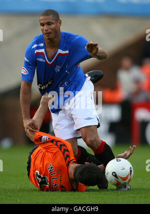 Soccer - Clydesdale Bank Scottish Premier League - Dundee United v Rangers - Tannadice Park.Lee Wilkie de Dundee United et Daniel Cousin des Rangers Banque D'Images