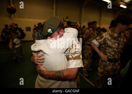 Un soldat (pas de nom donné) est accueilli, alors que les troupes des 2e Mercians retournent à la caserne de Cavalry à Hounslow, après une tournée de service de six mois en Afghanistan. Banque D'Images