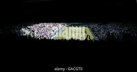 Tennis, Wimbledon 2002, troisième tour. Center court éclate alors que Tim Henman bat Wayne Ferreira Banque D'Images