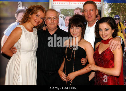 Les célébrités se rassemblent au Royal Albert Hall avant de jouer dans la musique de Patrick Doyle des films, réalisé par Kenneth Branagh, à l'aide de Leukemia Research. Patrick Doyle (deuxième à gauche), compositeur de musique de film et survivant de leucémie, est accompagné de l'actrice Emma Thompson (à gauche), de ses filles Nuala et Abi (à l'avant) et du réalisateur Regis WARGNIER (deuxième à droite). Banque D'Images