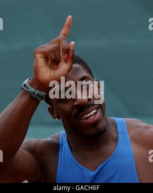 Athlétisme - Norwich Union Classic - Sheffield. Dwain Chambers célèbre la victoire de la course de 100 M. Banque D'Images