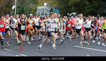 Athlétisme - Marathon de Dublin. Les athlètes commencent le 28e marathon de Dublin, à Dublin. Banque D'Images