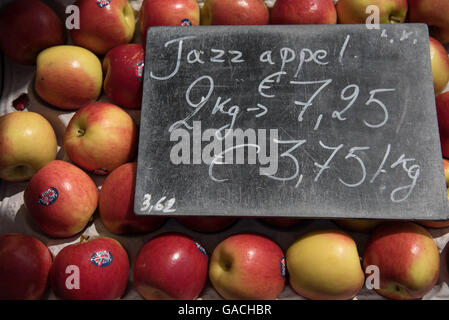 Les pommes jazz frais pour la vente au marché le samedi, de panne, Belgique Banque D'Images