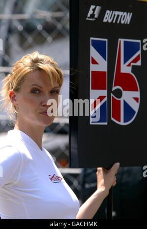 Une fille de grille tient le nombre de Jenson Button de Renault en tête Banque D'Images