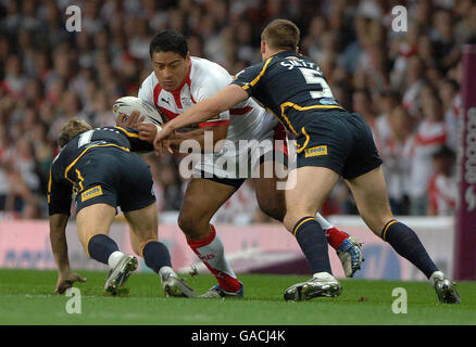 Le Willie Talau de St Helens est attaqué par Rob Burrow (à gauche) de Leeds Rhinos et Lee Smith lors de la Super League Grand final à Old Trafford, Manchester. Banque D'Images