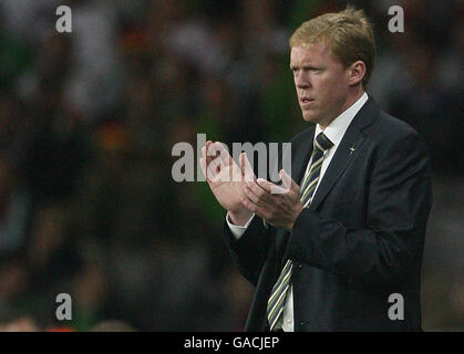 Le directeur de la République d'Irlande Steve Staunton claque son équipe lors du match de qualification du Championnat d'Europe de l'UEFA à Croke Park, Dublin. Banque D'Images