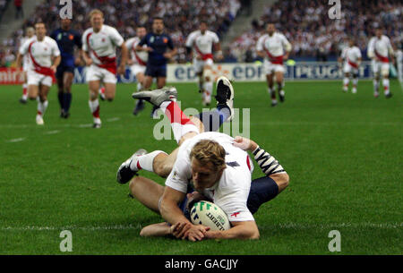 Josh Lewsey marque la victoire de l'Angleterre sur la France en 14-9 lors du match de demi-finale de la coupe du monde de rugby de l'IRB au Stade de France, St Denis, France. Banque D'Images