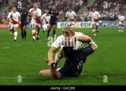 Josh Lewsey marque la victoire de l'Angleterre sur la France en 14-9 lors du match de demi-finale de la coupe du monde de rugby de l'IRB au Stade de France, St Denis, France. Banque D'Images