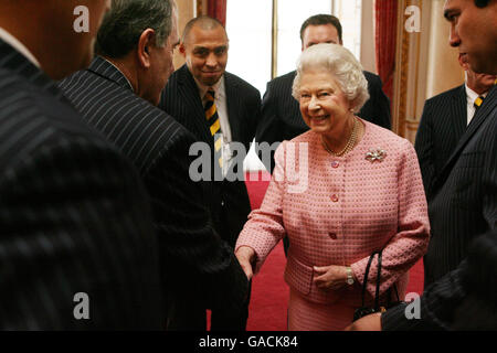 La reine Elizabeth II rencontre des joueurs et des officiels de l'équipe de rugby de Nouvelle-Zélande dans la salle Bow de Buckingham Palace. Banque D'Images