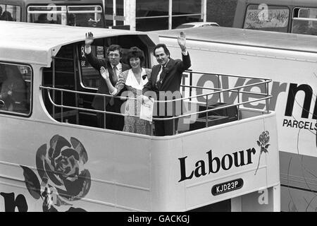 Les partisans du parti travailliste ont mis leur campagne électorale locale en mouvement, à bord du bus à impériale du parti dans le sud de Londres. Le Dr John Cunningham (à droite), ministre de l'Environnement fantôme, Patricia Hollis, chef du Conseil de Norwich et Jack Straw, député de Blackburn, persuadent les Londoniens de voter pour le Parti travailliste. Banque D'Images