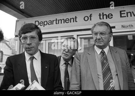 Jack Straw, ministre de l'Environnement fantôme (à gauche), et Eric Heffer (à droite), député syndical de Walton, quittent le ministère de l'Environnement à Londres. Banque D'Images