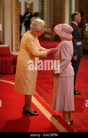 Mme Angela Jones, présidente de la Royal Liverpool Children's Hospital NHS Trust, de Liverpool, reçoit un OBE de la Reine de Buckingham Palace, pour les services de santé. Banque D'Images