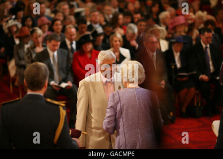 M. Ramesh Gandhi, de Poulton-le-Fylde, est fait OBE par la Reine au Palais de Buckingham. Banque D'Images