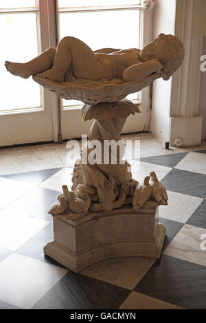 Sculpture d'un enfant endormi, Catherine ou Summer palace, Tsarskoe Selo, Pouchkine, Saint-Pétersbourg, Russie. Banque D'Images