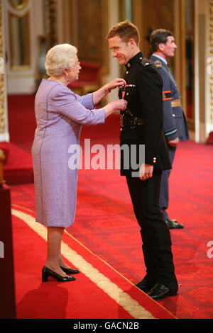 Le Major Andrew Britton, le Royal Tank Regiment, est fait par la Reine au Palais de Buckingham. Banque D'Images