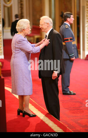 Le professeur Martin Smith, de Shetland, est fait un OBE par la Reine au Palais de Buckingham. Banque D'Images