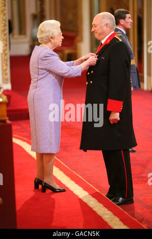 M. James Pyne, de Londres, reçoit la Médaille royale victorienne (argent) de la Reine au Palais de Buckingham. Banque D'Images