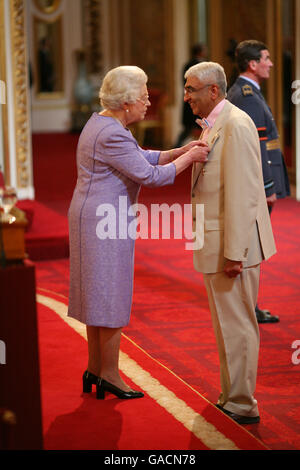 M. Ramesh Gandhi, de Poulton-le-Fylde, est fait OBE par la Reine au Palais de Buckingham. Banque D'Images