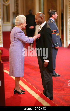 M. Joseph Casely-Hayford, de Londres, est fait OBE par la Reine au Palais de Buckingham. Banque D'Images