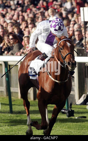 Courses hippiques - Champions Day - Hippodrome de Newmarket.Nouvelle approche et jockey Kevin Manning remporte les enjeux de Darley Dewhurst à l'hippodrome de Newmarket. Banque D'Images